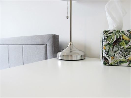 Hvorfor et sengebord er uundværligt i soveværelset