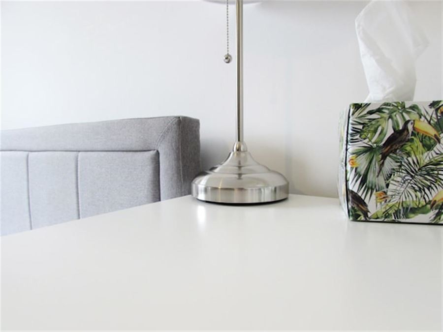 Hvorfor et sengebord er uundværligt i soveværelset